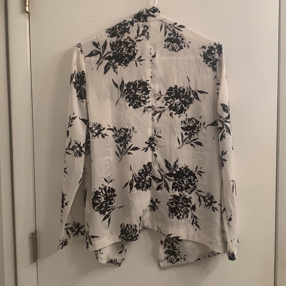 DONATED!!! Soft and silky floral blazer - Picture 4 of 4
